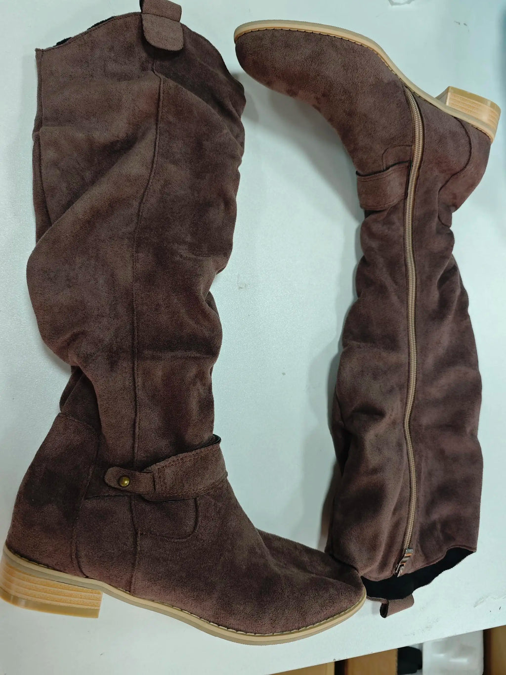 Botas altas de ante con tacón bajo y cremallera lateral - vista 7