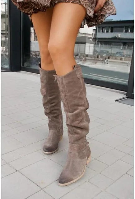 Botas altas de ante con tacón bajo y cremallera lateral - vista 16